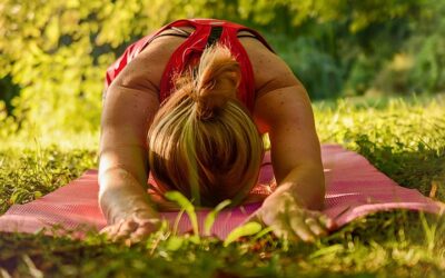 Yoga om wakker te worden en de dag energiek te beginnen